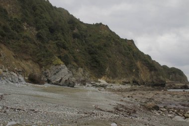 Bulutlu bir günde kıyı manzarası
