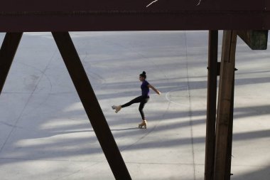 Kentsel bir ortamda paten kaymak