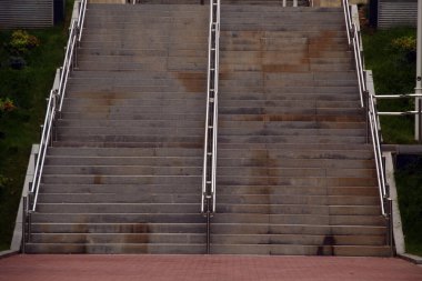 Şehir ortamında merdivenler