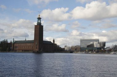 Modern masa bir odada.