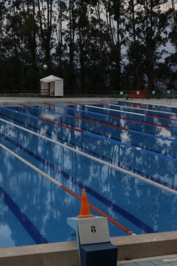 Kış günü yüzme havuzu