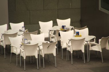 Sokakta boş bir teras