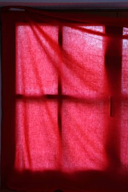 Penceredeki kırmızı perde