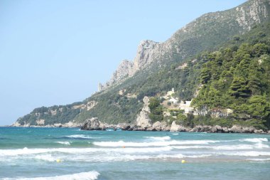 Güneşli bir günde kıyı manzarası