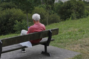 Parktaki ahşap bank.