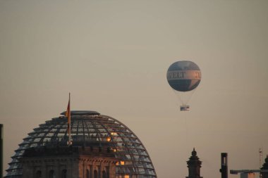 Berlin şehir merkezinin üzerinde balon