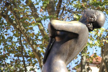 Bilbao şehir merkezinde heykel