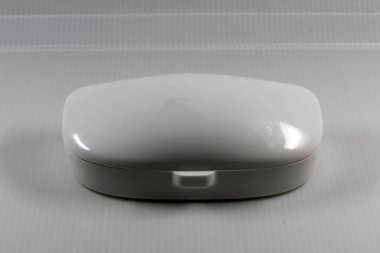 Gri arka planda izole edilmiş beyaz gözlük kutusu