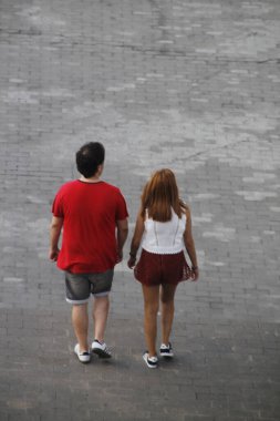 Sokaktaki genç çift