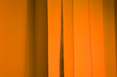 Renk ışığıyla aydınlatılmış perde