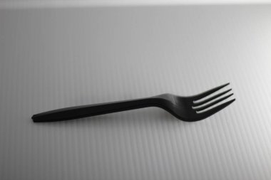 Gri arkaplanda plastik çatal