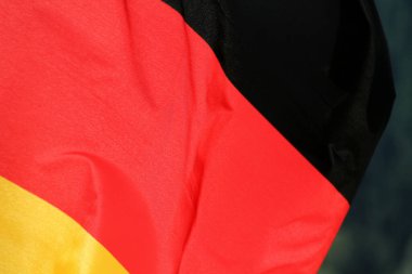 Alman bayrağı havada dalgalanıyor