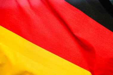 Alman bayrağı havada dalgalanıyor