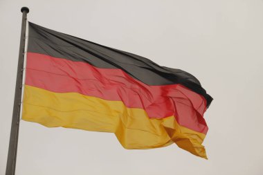 Alman bayrağı havada dalgalanıyor