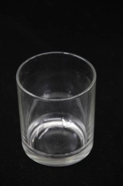 Siyah arkaplanda izole cam