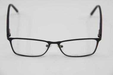 Nötr arka planda miyop için izole edilmiş gözlük.