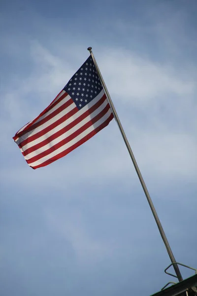 晴れた日のアメリカの国旗 — ストック写真