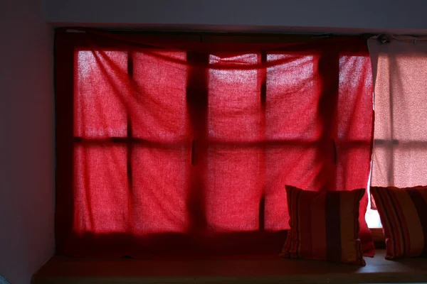Красный Занавес Окне — стоковое фото
