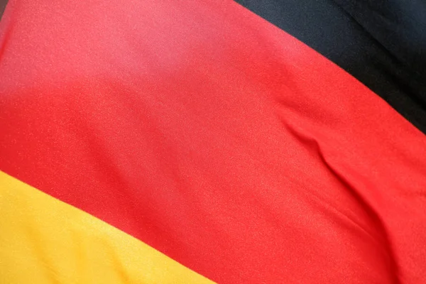 Alman bayrağı havada dalgalanıyor