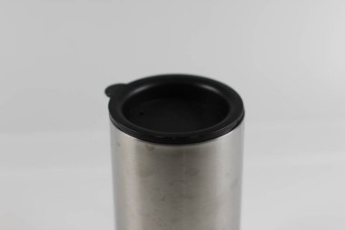 Beyaz arkaplanda metal bardak