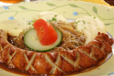 Tabakta kızarmış sosis.