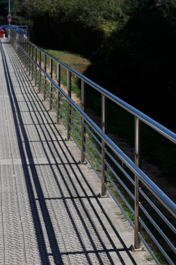 Sokakta metal korkuluklar