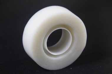 Siyah arkaplanda izole edilmiş selofan bant.