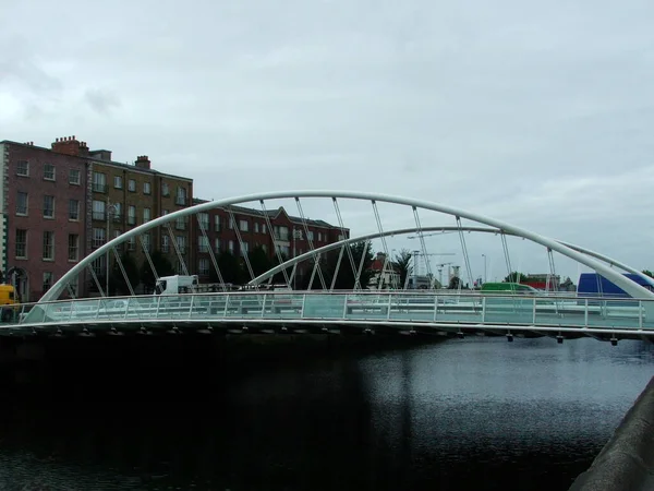 Γέφυρα Πάνω Από Τον Ποταμό Liffey Στο Δουβλίνο — Φωτογραφία Αρχείου
