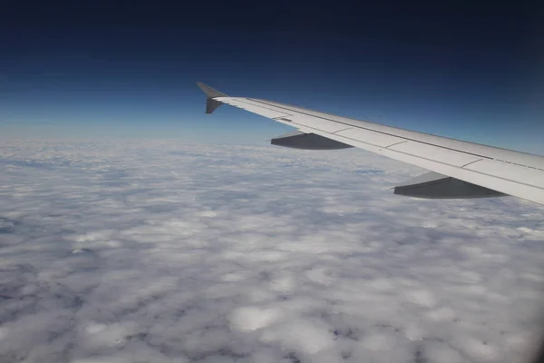 飛行中の飛行機の翼 — ストック写真