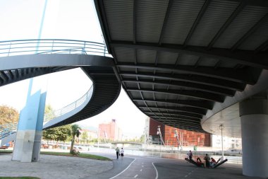 Bilbao nehri üzerinde bir köprü manzarası