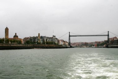 Bilbao nehri üzerinde bir köprü manzarası