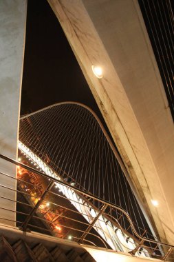 Bilbao nehri üzerinde bir köprü manzarası