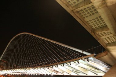 Bilbao nehri üzerinde bir köprü manzarası