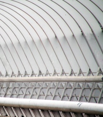 Bilbao nehri üzerinde bir köprü manzarası