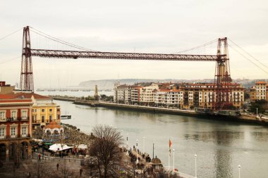 Bilbao nehri üzerinde bir köprü manzarası