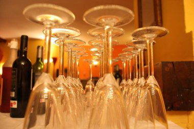 Kokteylde cam bardak.