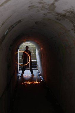 Karanlıktaki kıvılcımların uzun pozu