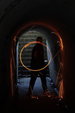 Karanlıktaki kıvılcımların uzun pozu