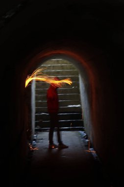 Karanlıktaki kıvılcımların uzun pozu