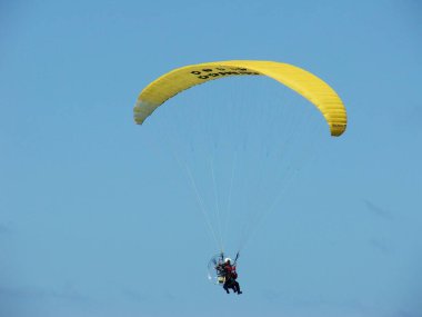 Bir yaz gününde paraşütle atlamak