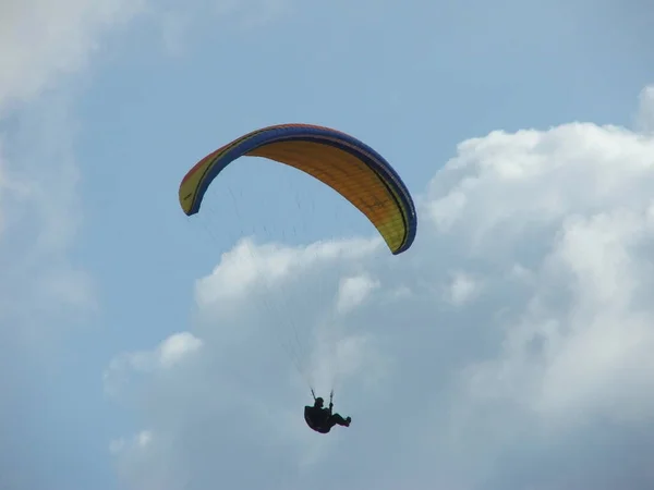 Gleitschirmfliegen Einem Sommertag — Stockfoto