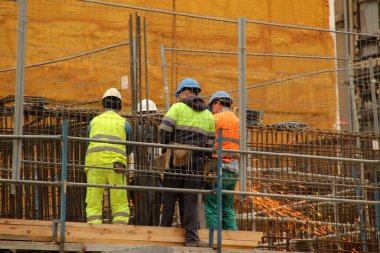 Kentsel bir çevrede inşaat alanı