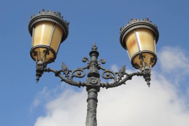 Şehir ortamında fenerler