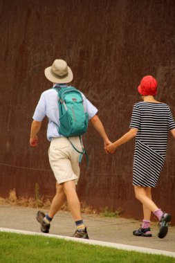 Sokaktaki genç çift