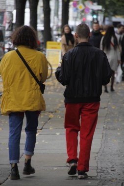 Sokakta yürüyen insanlar