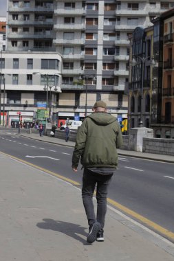 Sokakta yürüyen insanlar