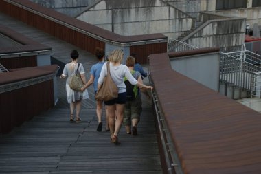 Sokakta yürüyen insanlar