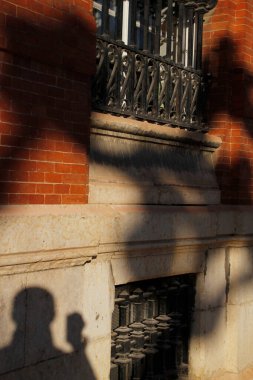 Sokakta insan gölgesi