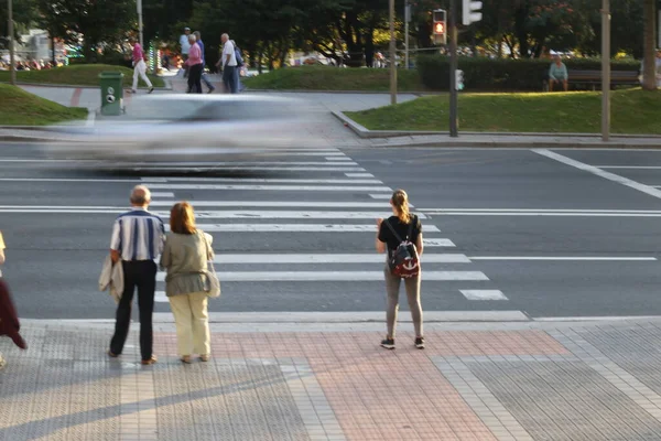 Gente Caminando Por Calle — Foto de Stock