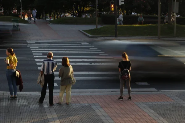 Gente Caminando Por Calle — Foto de Stock